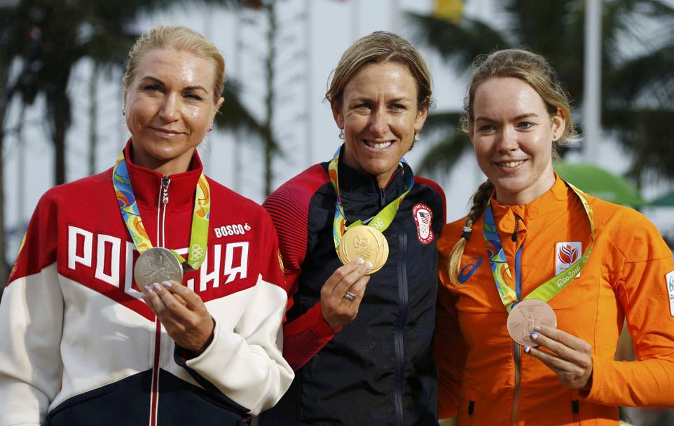 Il podio della crono donne: Olga Zabelinskaya, argento; Kristin Armstrong, oro; Anna van der Breggen, bronzo. Reuters